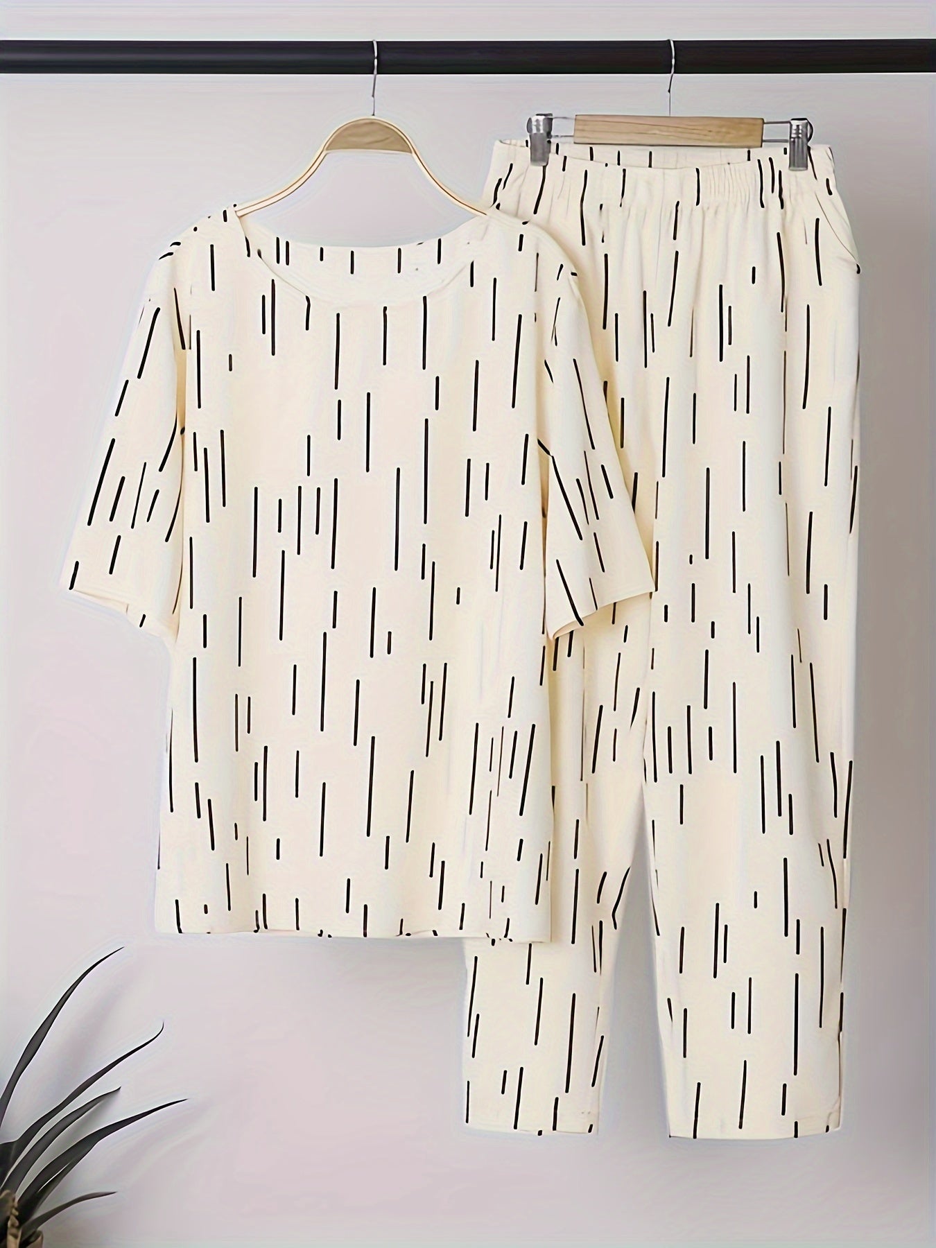Two-Piece Chic Stripe Outfit - Crew Neck Half Sleeve Tee & Elastic Wide Leg Pants Set - Comfortable, Breathable, and Stylish Women's Clothing for Everyday Wear