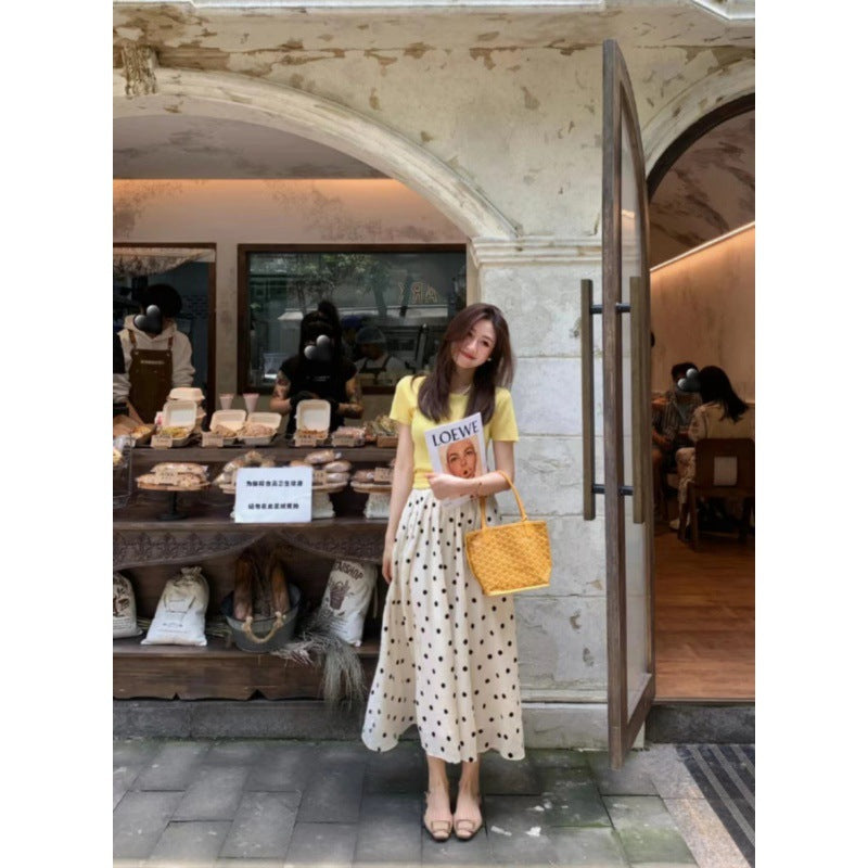 This year's popular beautiful yellow short-sleeved shirt, polka dot skirt, gently tied fried street milk, good two-piece suit for women