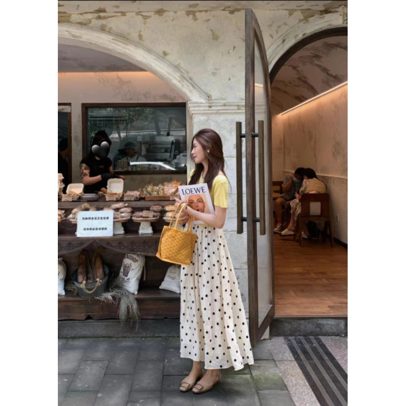 This year's popular beautiful yellow short-sleeved shirt, polka dot skirt, gently tied fried street milk, good two-piece suit for women