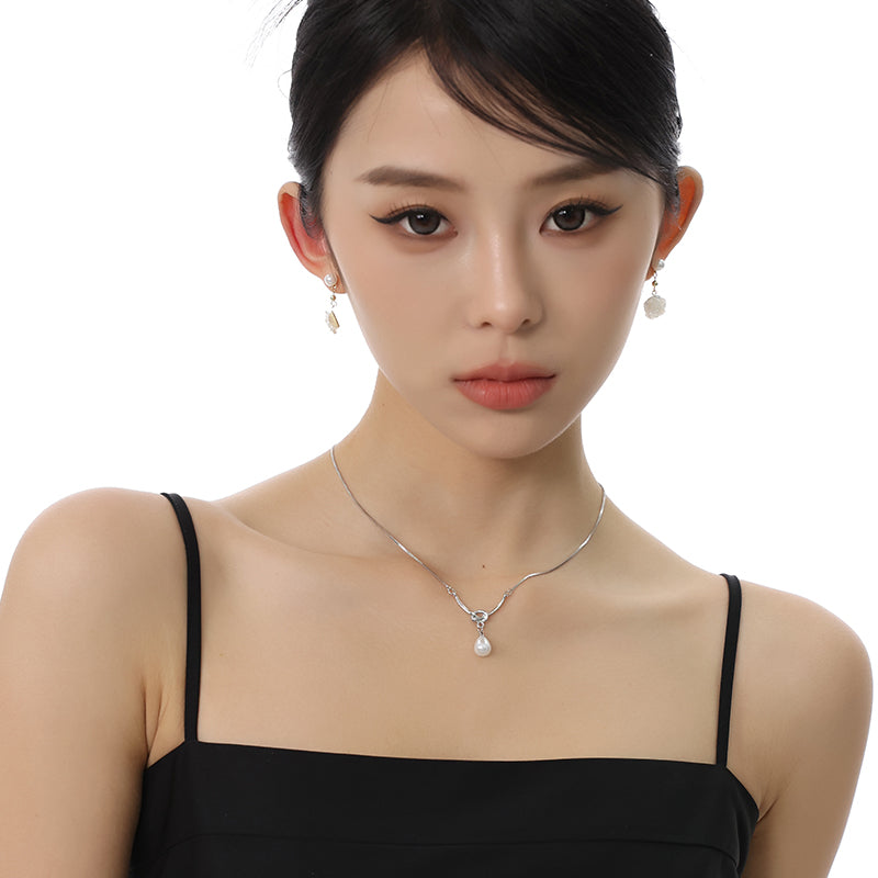 Women's Pearl Bends and Hitches Necklace Light Luxury Minority Design High-Grade Clavicle Chain Retro Pendant Chain Accessories Autumn and Winter