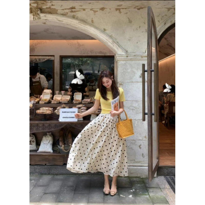This year's popular beautiful yellow short-sleeved shirt, polka dot skirt, gently tied fried street milk, good two-piece suit for women