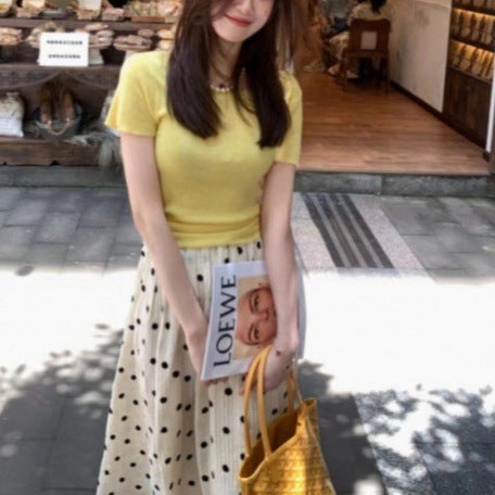 This year's popular beautiful yellow short-sleeved shirt, polka dot skirt, gently tied fried street milk, good two-piece suit for women