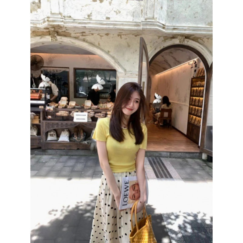 This year's popular beautiful yellow short-sleeved shirt, polka dot skirt, gently tied fried street milk, good two-piece suit for women