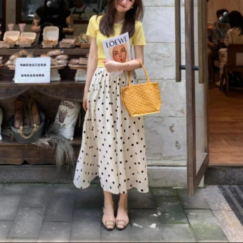 This year's popular beautiful yellow short-sleeved shirt, polka dot skirt, gently tied fried street milk, good two-piece suit for women