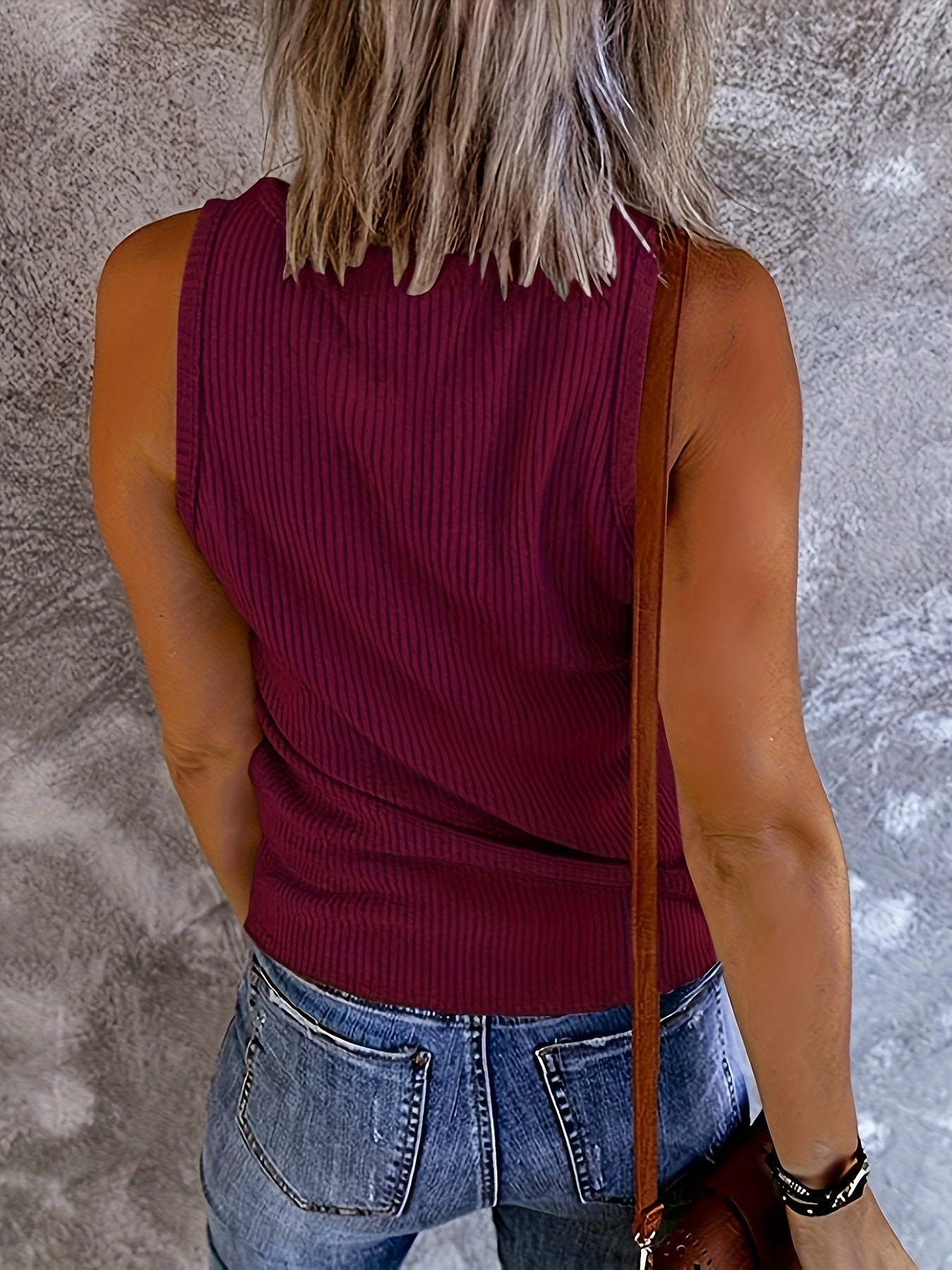 Womens Charming Solid Color Tank Top - Stylish & Comfortable Sleeveless Top for Summer Days - Perfect Casual Wear Clothing