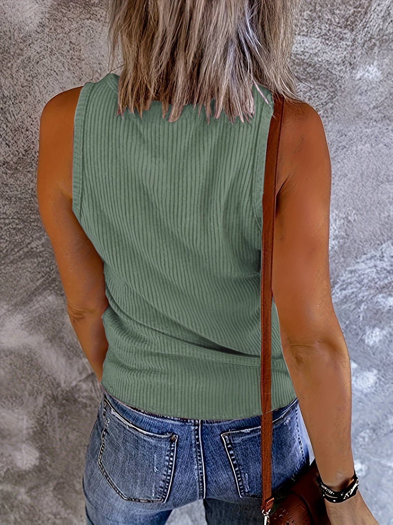 Womens Charming Solid Color Tank Top - Stylish & Comfortable Sleeveless Top for Summer Days - Perfect Casual Wear Clothing