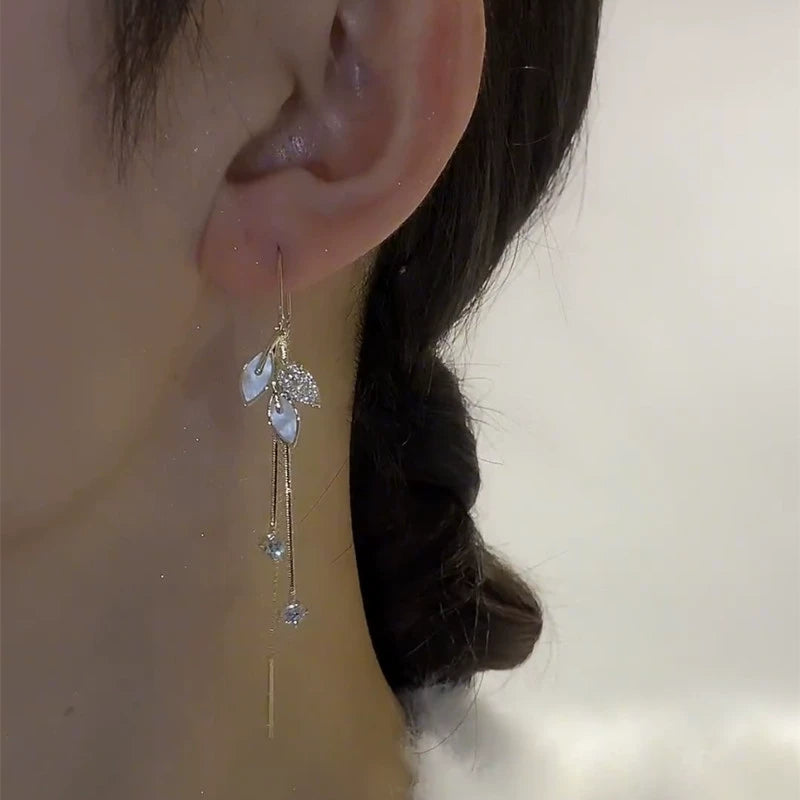 Temperament micro-inlaid leaf fringed earrings niche design sense long anti-lost earrings female fashion Internet celebrity light luxury earrings
