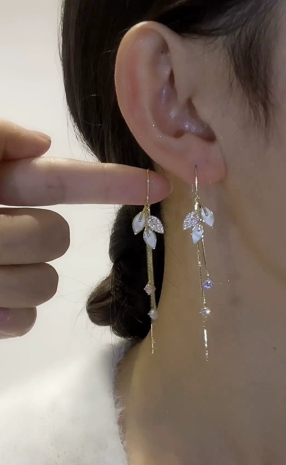 Temperament micro-inlaid leaf fringed earrings niche design sense long anti-lost earrings female fashion Internet celebrity light luxury earrings