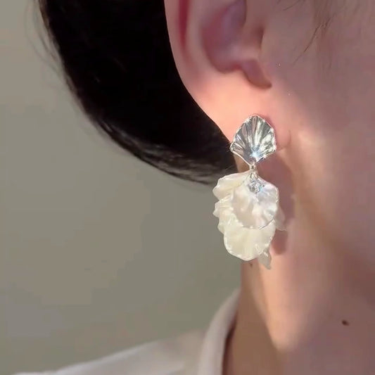Temperament white petal earrings light luxury niche design high-end shell stud earrings fashion exaggerated vacation style earrings