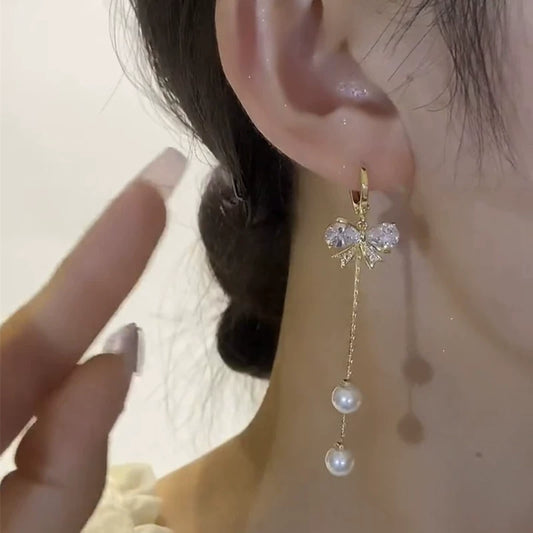 Super flash crystal bow fringed earrings, high-end long pearl earrings, versatile temperament, showing face and thin earrings for women