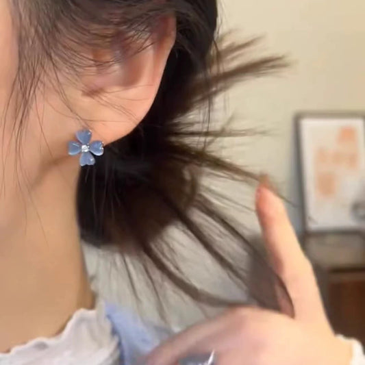 Mori ice-transparent blue four-leaf flower stud earrings, ear buckles, niche design sense, exquisite and versatile earrings, temperament, light luxury earrings.