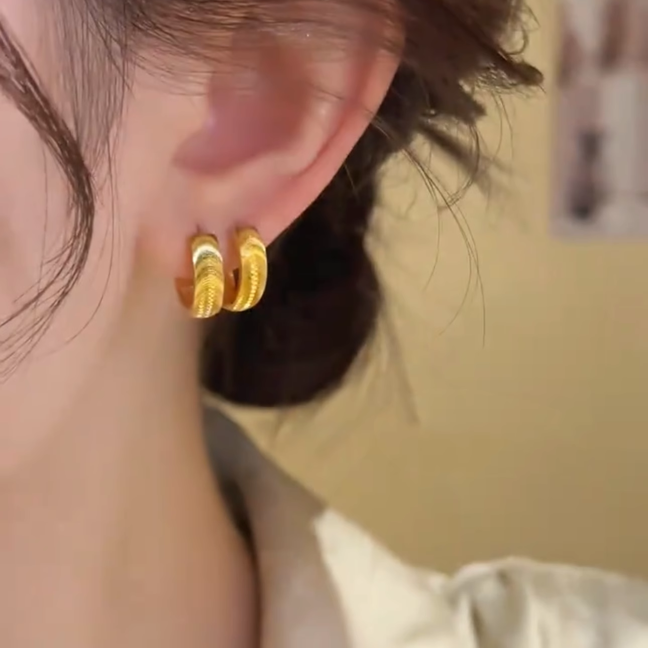 Temperament Korean version sparkling gold circle ear buckle earrings women's niche design sense fashion exquisite versatile earrings