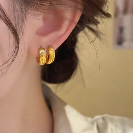 Temperament Korean version sparkling gold circle ear buckle earrings women's niche design sense fashion exquisite versatile earrings