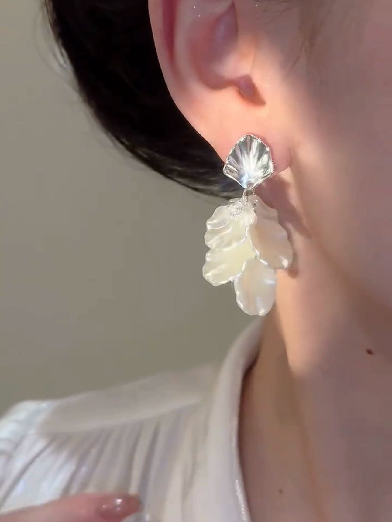 Temperament white petal earrings light luxury niche design high-end shell stud earrings fashion exaggerated vacation style earrings