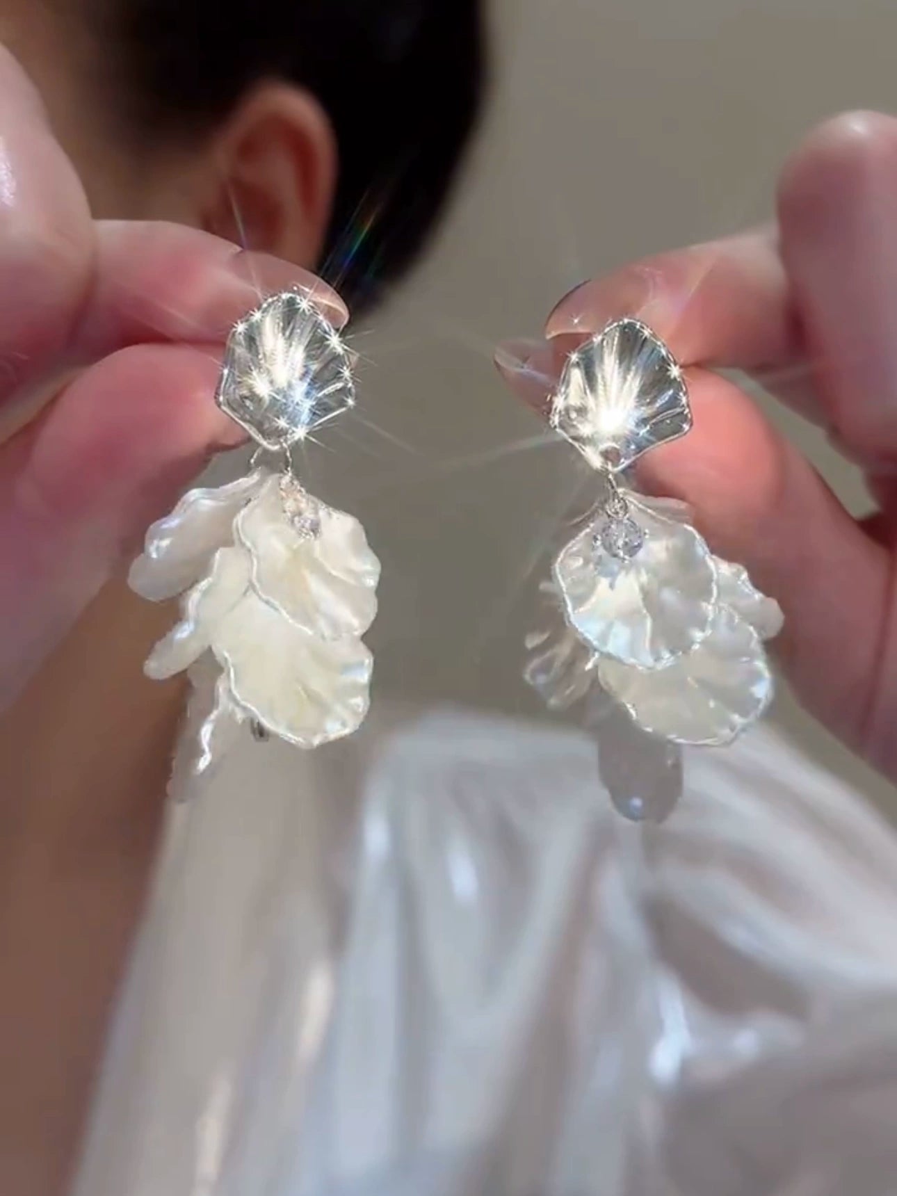 Temperament white petal earrings light luxury niche design high-end shell stud earrings fashion exaggerated vacation style earrings