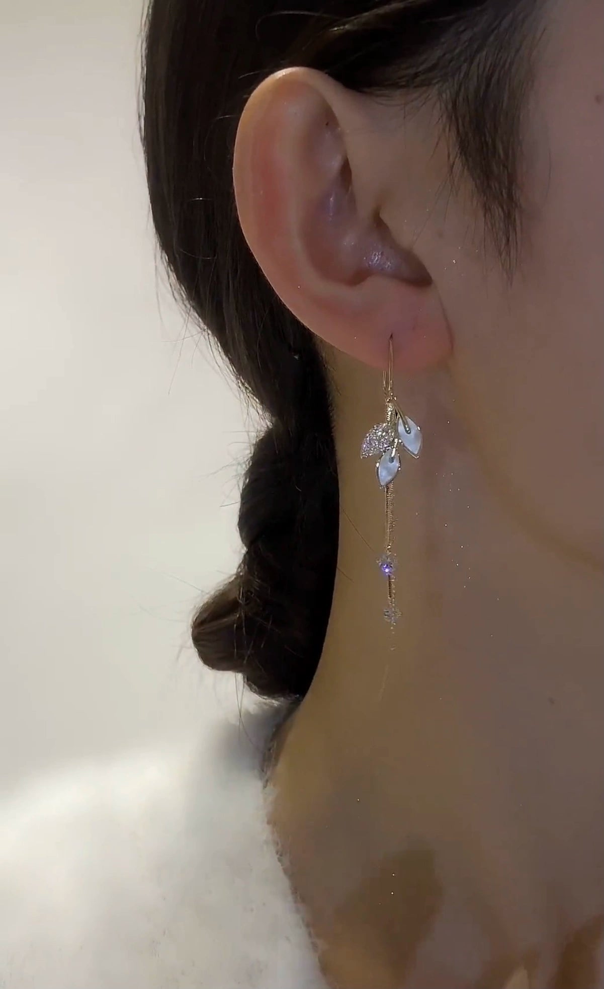 Temperament micro-inlaid leaf fringed earrings niche design sense long anti-lost earrings female fashion Internet celebrity light luxury earrings