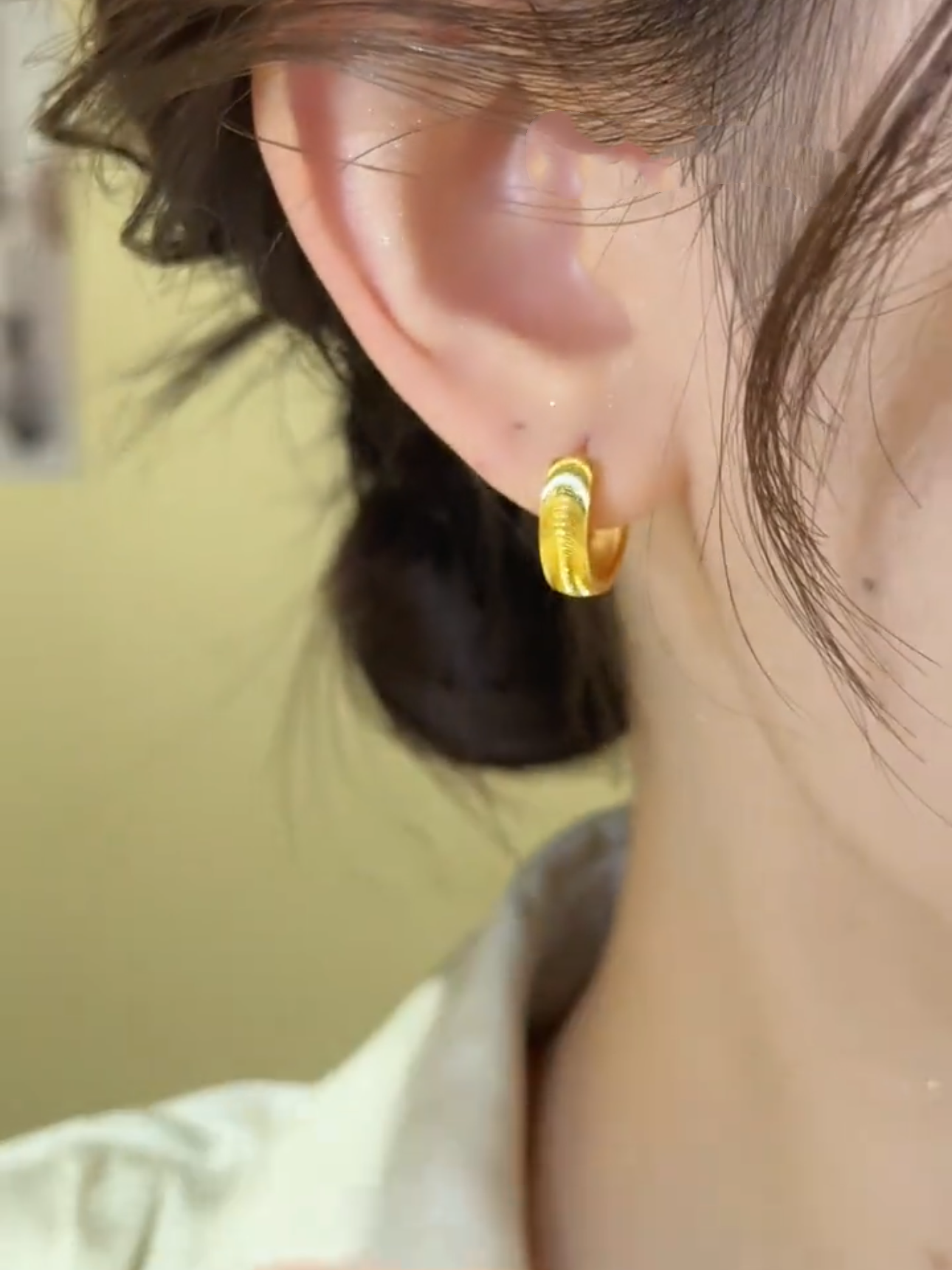 Temperament Korean version sparkling gold circle ear buckle earrings women's niche design sense fashion exquisite versatile earrings
