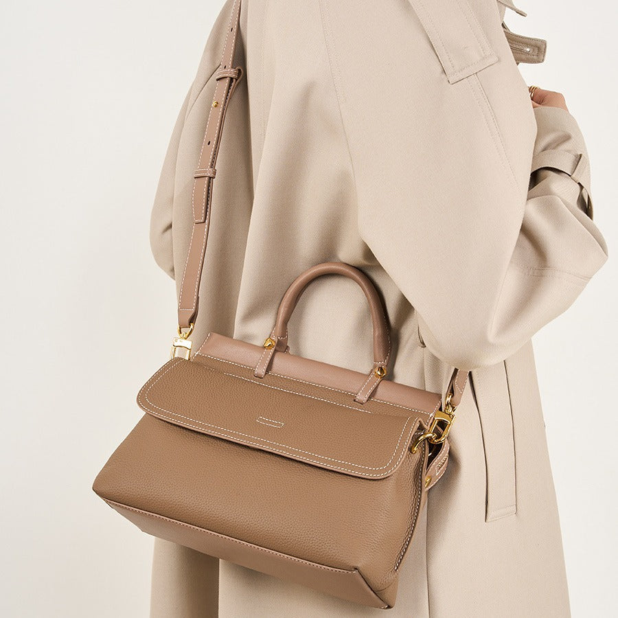 2025 Strictly selected large-capacity women's bags, first-layer cowhide bags, popular new shoulder messenger bags, genuine leather mailman briefcases