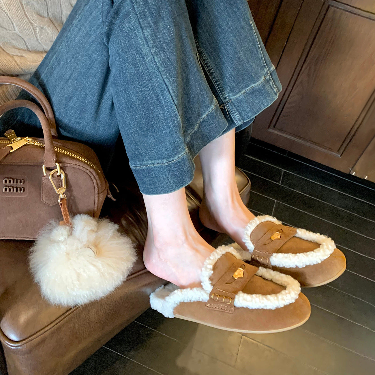 2025  Baotou half slippers, one pedal, gold coins to keep warm, plush slippers, women wear muller shoes