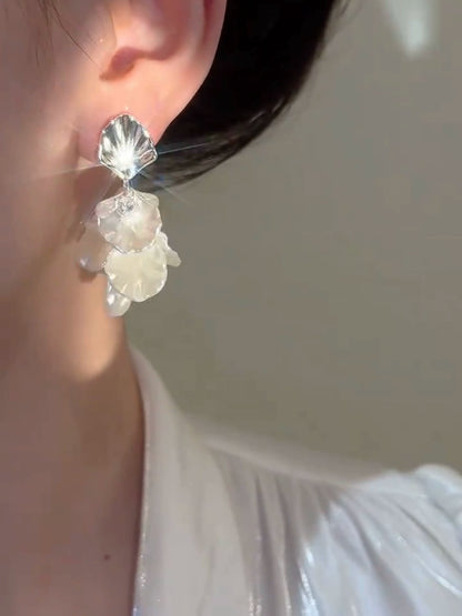 Temperament white petal earrings light luxury niche design high-end shell stud earrings fashion exaggerated vacation style earrings
