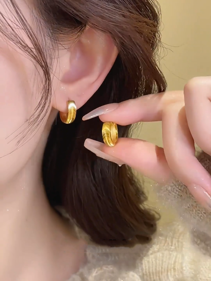 Temperament Korean version sparkling gold circle ear buckle earrings women's niche design sense fashion exquisite versatile earrings